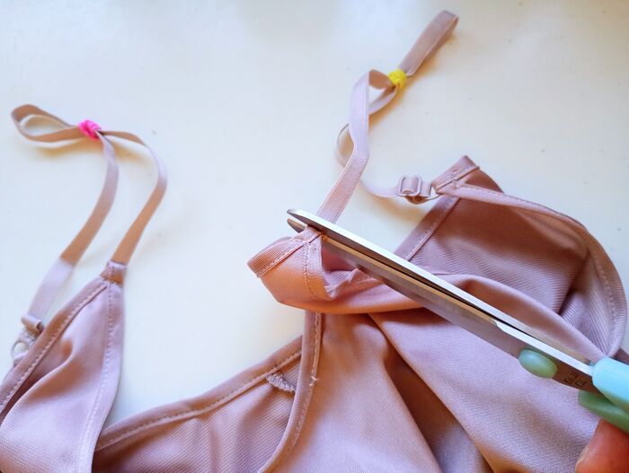 『キャミの肩紐がズリ落ちちゃう』問題はこの方法で解決！見た目も可愛くておすすめですよ♪