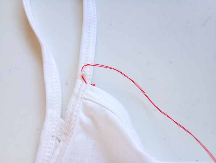 『キャミの肩紐がズリ落ちちゃう』問題はこの方法で解決！見た目も可愛くておすすめですよ♪