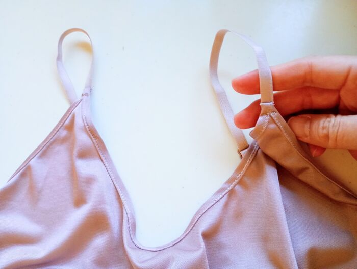 『キャミの肩紐がズリ落ちちゃう』問題はこの方法で解決！見た目も可愛くておすすめですよ♪