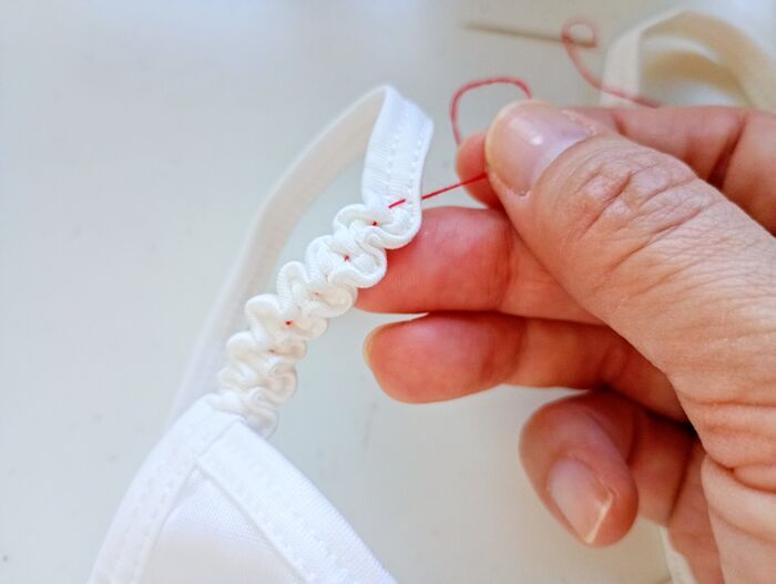 『キャミの肩紐がズリ落ちちゃう』問題はこの方法で解決！見た目も可愛くておすすめですよ♪