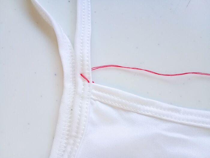 『キャミの肩紐がズリ落ちちゃう』問題はこの方法で解決！見た目も可愛くておすすめですよ♪