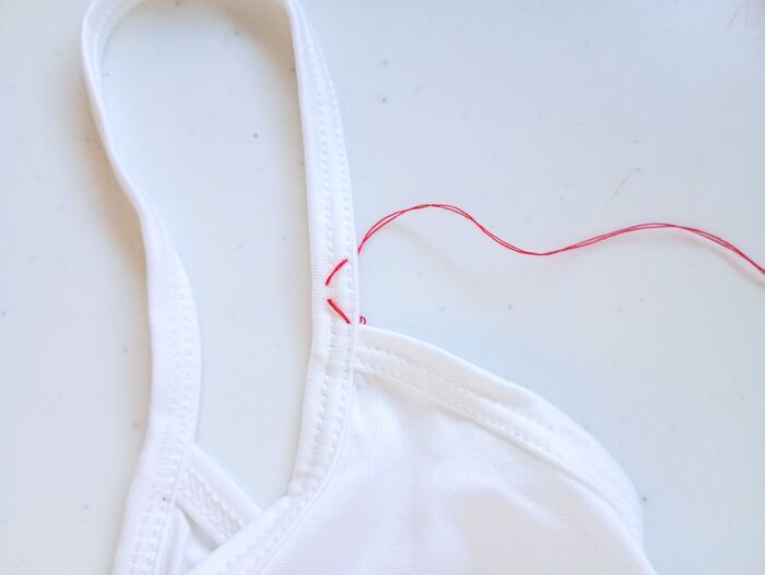 『キャミの肩紐がズリ落ちちゃう』問題はこの方法で解決！見た目も可愛くておすすめですよ♪