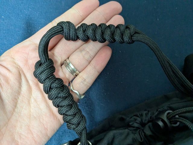 BRILMYショルダーバッグのパラコード編みのハンドルを手に持った様子