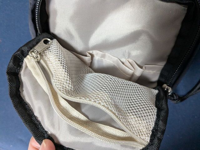 BRILMYショルダーバッグのフロントポケット内部。メッシュポケットと保冷保温素材