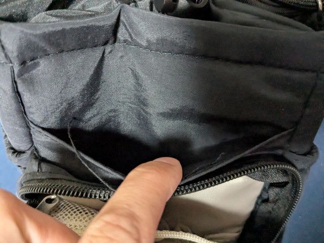 BRILMYショルダーバッグの内側仕切り収納。スマホや小物を整理できるポケット