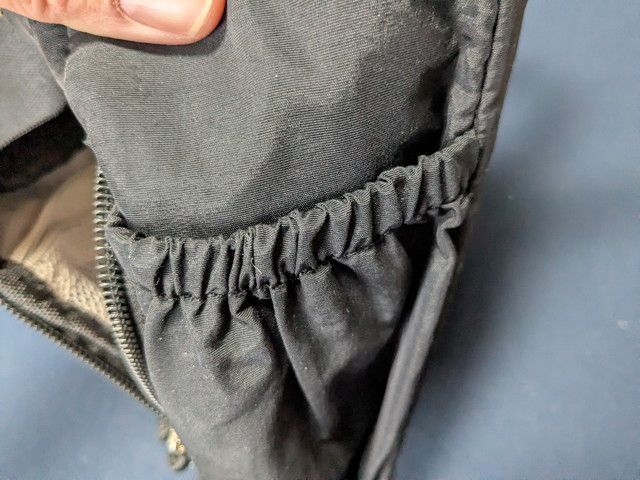 BRILMYショルダーバッグのゴムポケット部分アップ