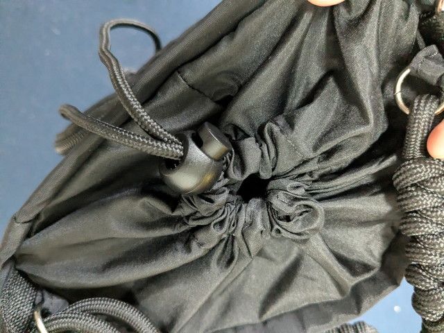 BRILMYショルダーバッグのメイン収納部分を開いた様子。巾着式の開口部