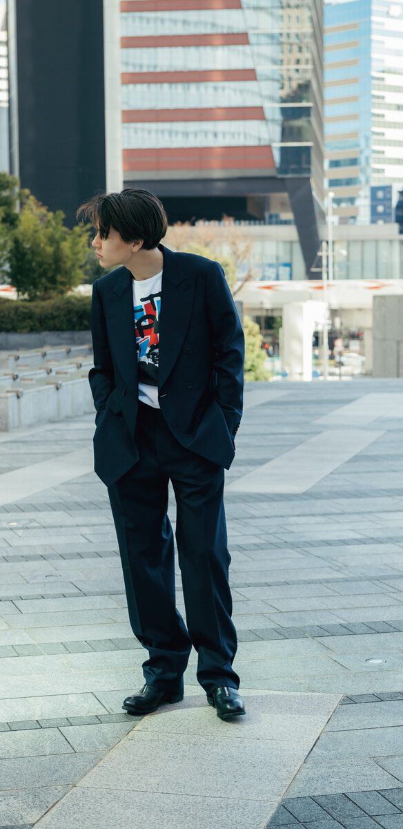 主張の強いスーツはグラフィックＴで攻略