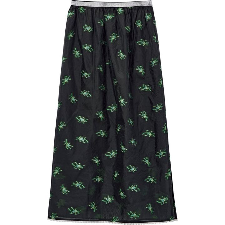 ブラックに映えるグリーンの柄と、透け感や揺れ軽やかに華やぐ。スカート￥20,900（ホワイト）