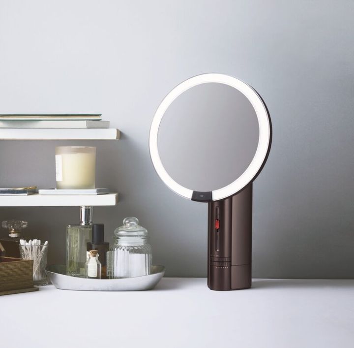 リングライト付きメイクアップミラーとしても優秀。