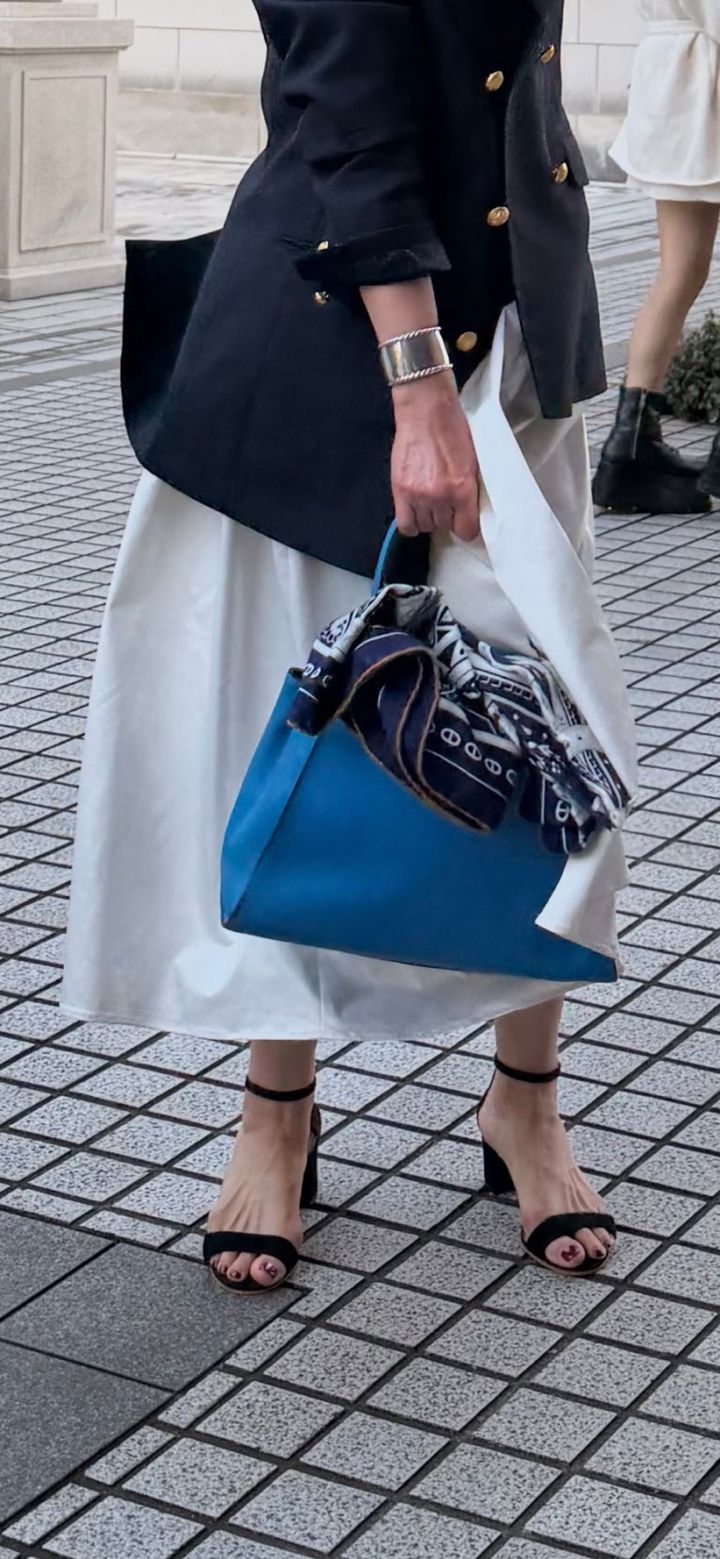 2026年４月_長谷川さん「素敵な大人のごきげんフェス2026」コーデ_フェンディのピーカブーがコーデのポイントに