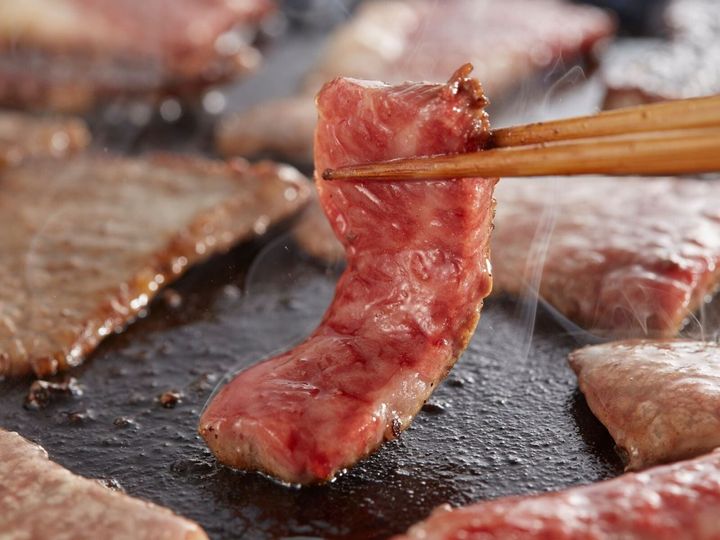 【管理栄養士が回答】ダイエット中に焼肉に行くのは、太りそうで心配……。大切なのは焼肉の部位選びや食べる順番です。太りにくくする具体的なポイントをご紹介します。（※画像：Shutterstock.com）