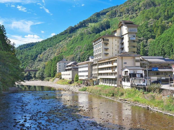 和歌山県田辺市、熊野の山々に抱かれた川湯温泉は、川原を掘れば熱いお湯が湧き出すという全国でも類を見ない野趣あふれる温泉地です。冬の風物詩「仙人風呂」や自分専用の露天風呂作りが魅力。熊野古道への参拝拠点としても多くの旅人を魅了し続けています。
