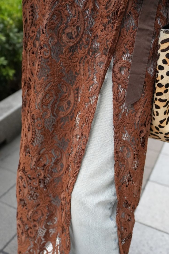 淡いデニムにSLOBE IENAのレーススカートをレイヤード