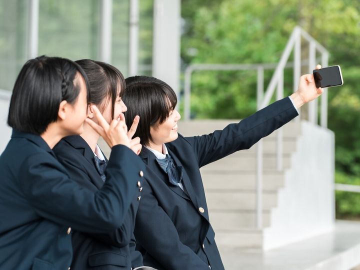 17歳の娘は「素顔を見られたくない」からマスクが手放せない。写真を撮るときは顔を隠す。友人たちから褒められても「私、ブスだよね」と言う。“かわいい”という価値観に振り回される10代女子たちのありようとは。※サムネイル画像：PIXTA