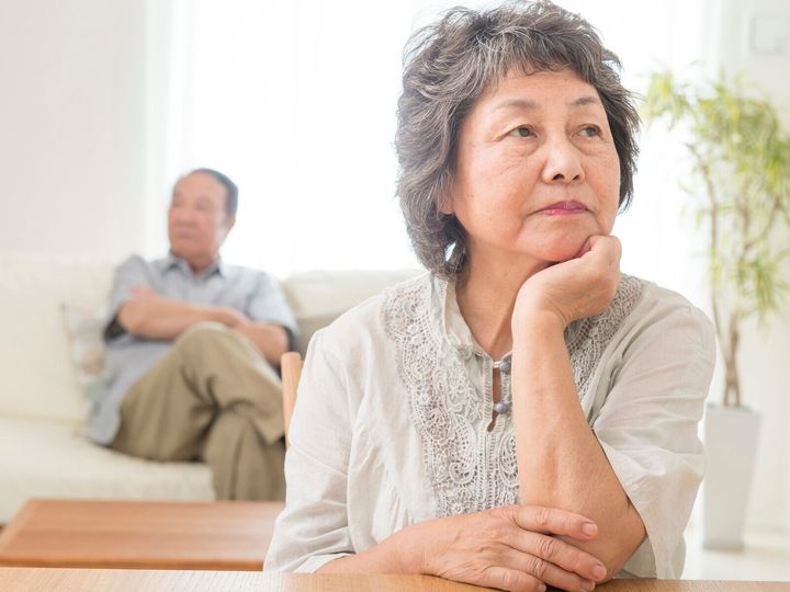 離婚を検討している人の中には「経済的に不安でできない」といった方も多いでしょう。しかし、あきらめる必要はありません。お金がなくてもできる「家庭内卒婚」という選択があなたを導きます。※サムネイル画像：PIXTA