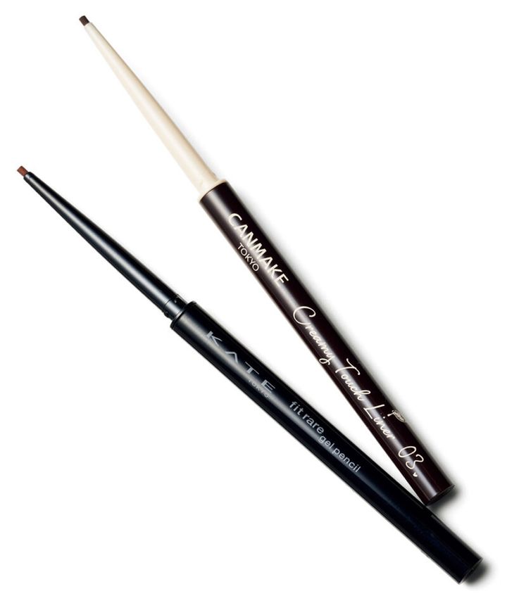 （右）引き締めつつ、黒より柔らかい印象になるダークブラウン。キャンメイク クリーミータッチライナー 03 ¥715／井田ラボラトリーズ （左）赤みのある、おしゃれなブラウン。ケイト レアフィットジェルペンシル N BR-1 ¥1,210（編集部調べ）／カネボウ化粧品