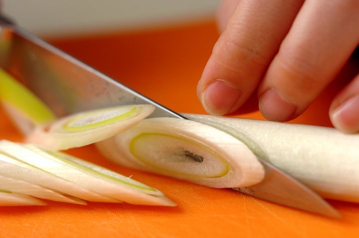 エノキとワカメの中華スープの下準備1