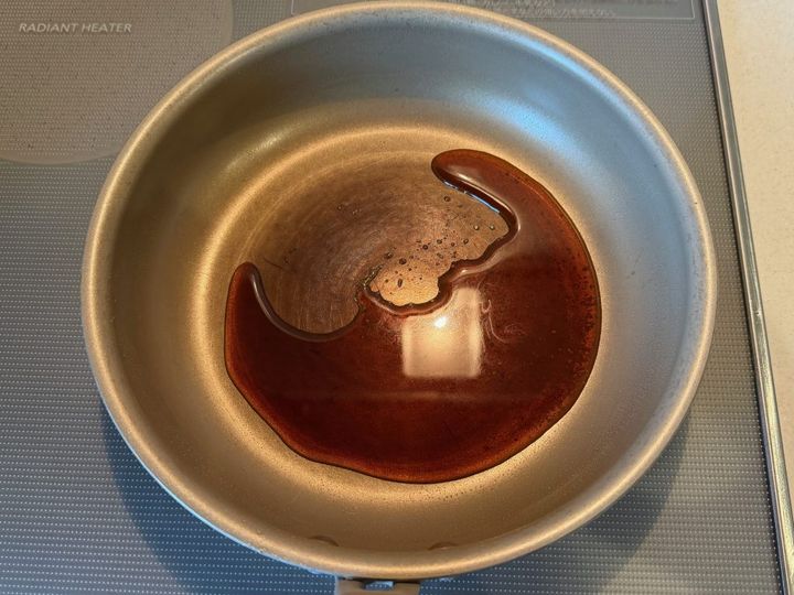 調味料を入れたフライパン