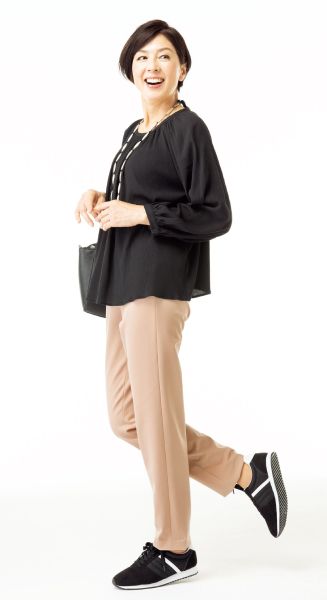 旬のカラーパンツで若々しく