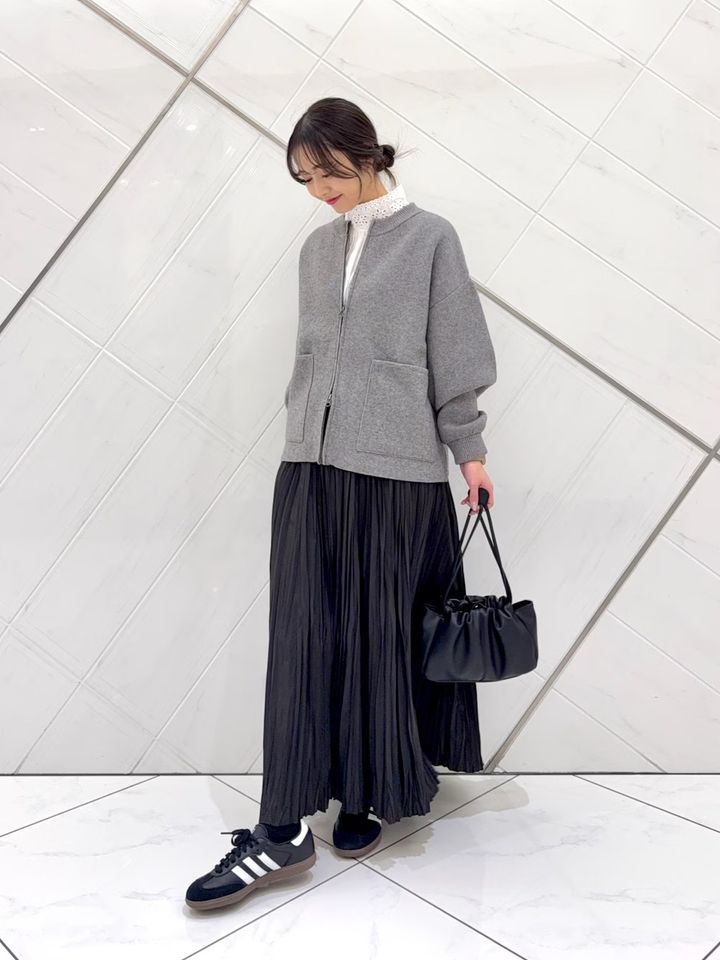 揺れ感のある黒のプリーツがエレガント