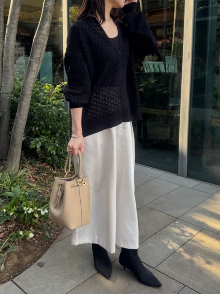 落ち感のきれいな白スカートで上品に