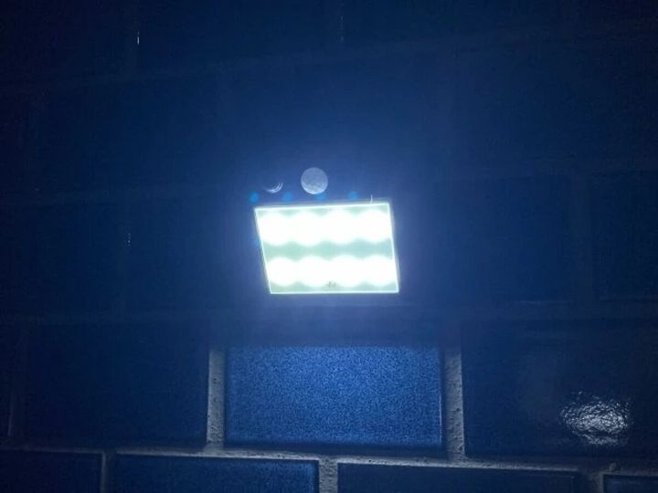 ソーラーセンサーライトが暗闇で点灯している写真