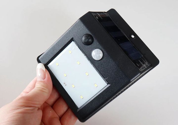 ダイソー ソーラーセンサーライトを手に持っている写真