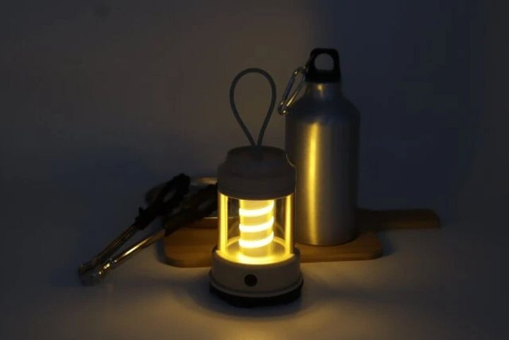 COBランタン スパイラルが点灯したアウトドア使用シーン