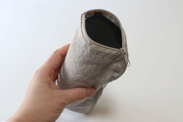 セリアのマルチに使えるタオル地ポーチ スモーキーカラー