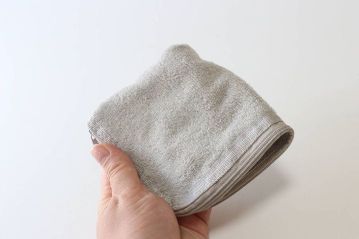 セリアのタオル地ポーチ スモーキーカラーのビジュアル