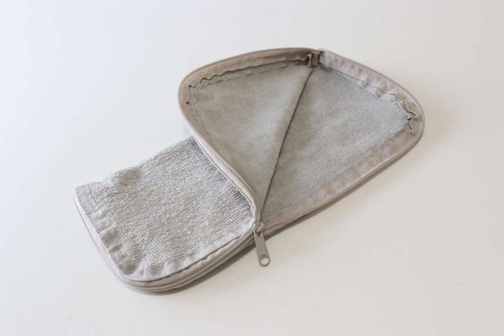 セリアのタオル地ポーチ スモーキーカラーのチャックを開く