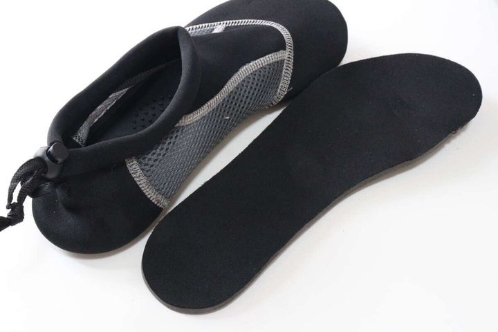 ダイソーのアクアシューズ（25cmー27cm）インソール取り外し