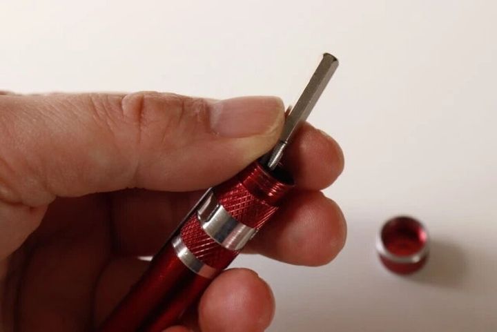 ペン型精密ドライバーにビットを取り付けている様子