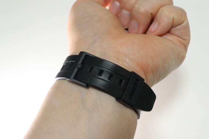 ダイソー デジタルウォッチ（スクエア ブラック） デザイン 色味