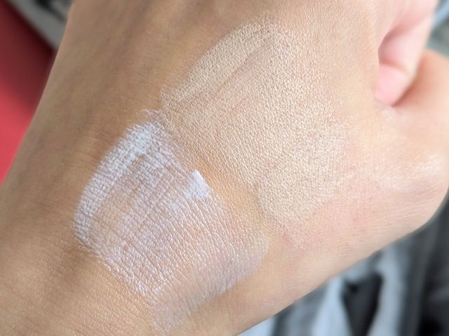 LA ROCHE POSAYの2種を手の甲に伸ばしたテクスチャ