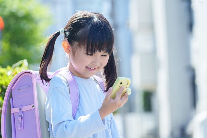 通話と防犯ブザーが一体「キッズケータイ」の安定感