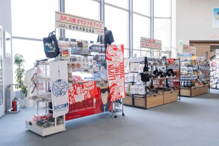 ルパン三世の湯オリジナルグッズが並ぶショップ