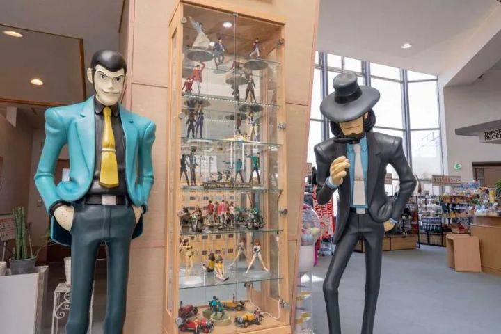 館内に展示された等身大フィギュア