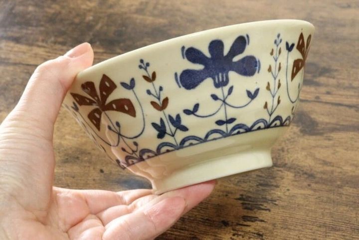 ダイソー プラントどんぶりを手に持っている写真