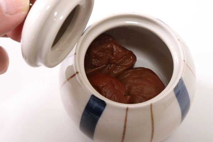 薬味入れ（丸）を開けて梅干しを入れた写真