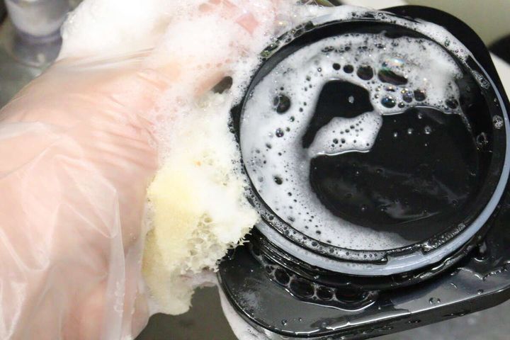 ダイソーのはずれにくいポリエチレン手袋で洗い物をする