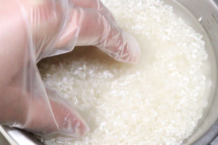 ダイソーのはずれにくいポリエチレン手袋で米を研ぐ