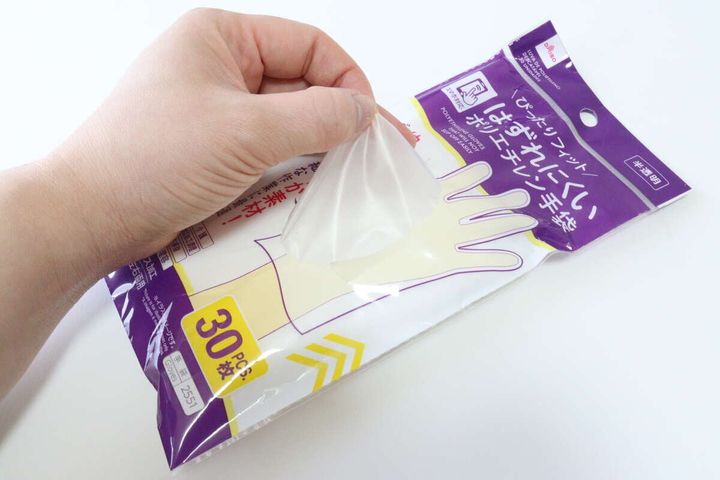 ダイソーのはずれにくいポリエチレン手袋を取り出す