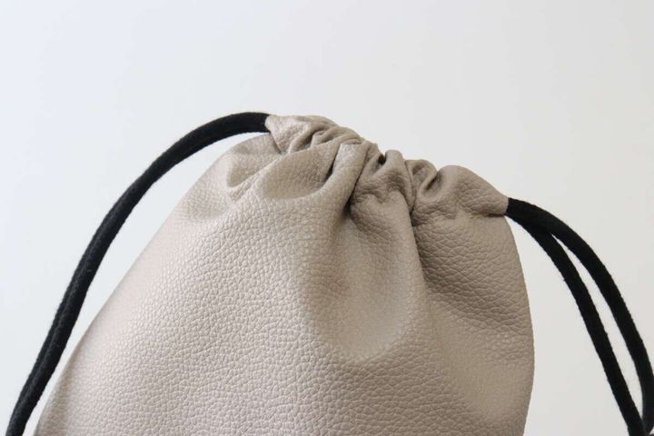 フェイクレザー巾着 素材感
