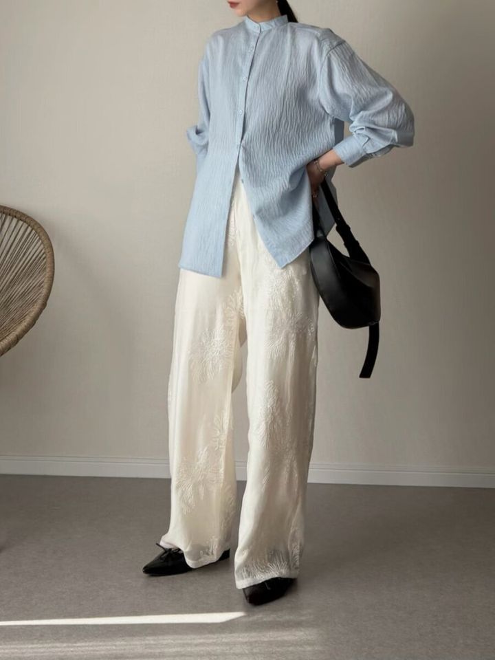 2026春透け感白ワイドパンツバンドカラーシャツコーデ