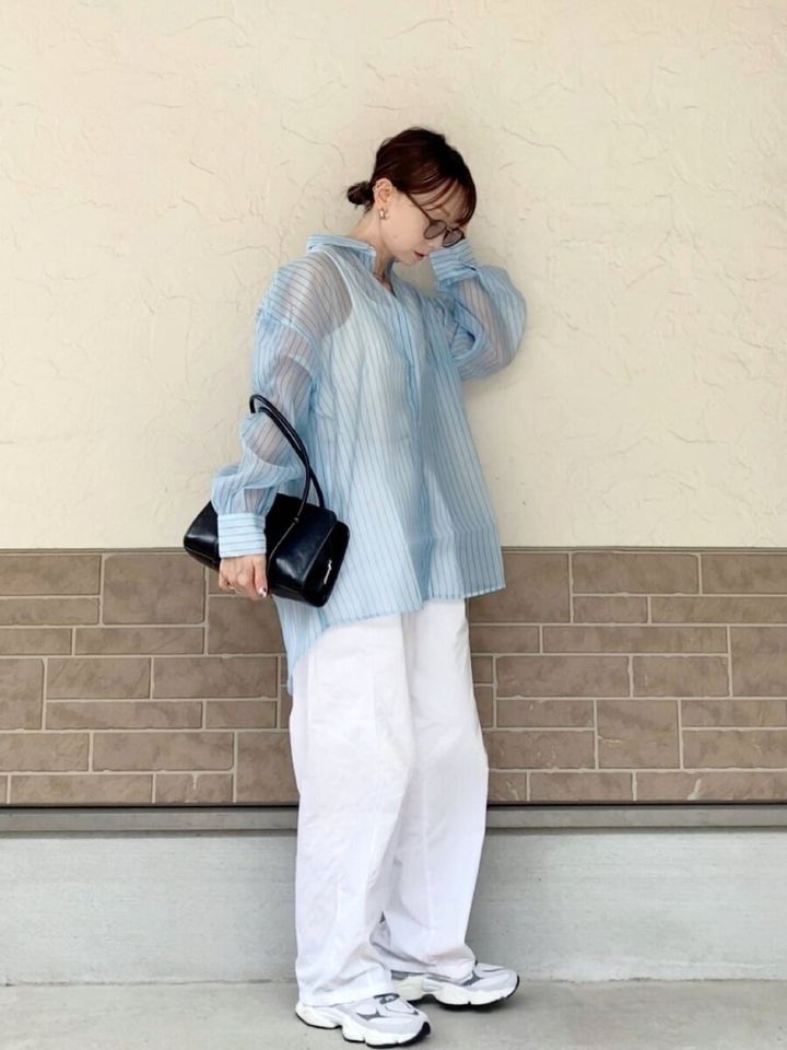2026春透け感白ワイドパンツブルーストライプシャツコーデ