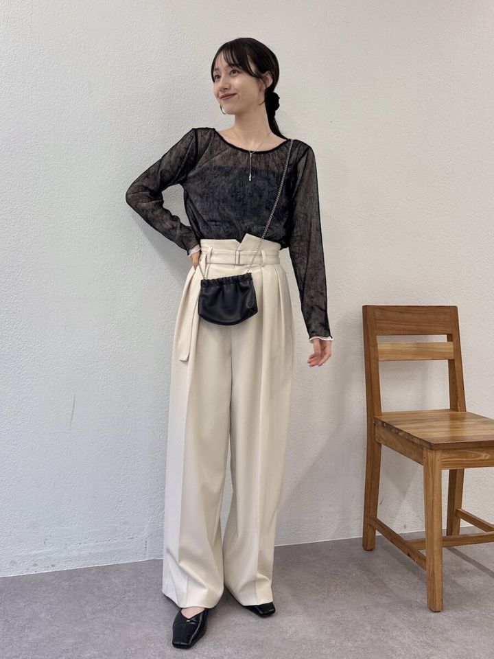 2026春透け感白ワイドパンツモノトーンコーデ