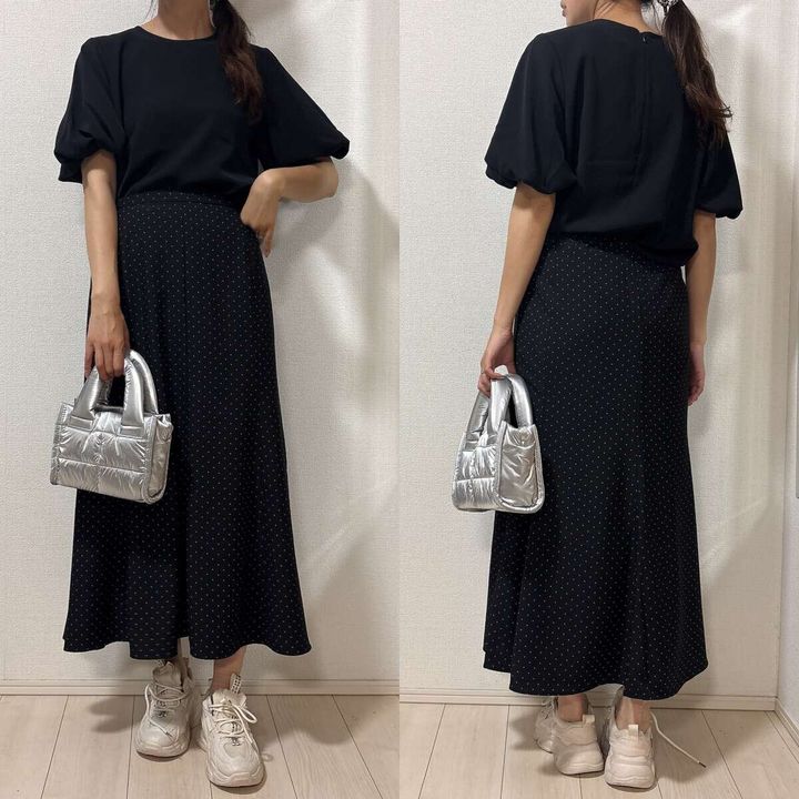 ユニクロのマーメイドマキシスカート×ブラックブラウスのワンピ風コーデ全身