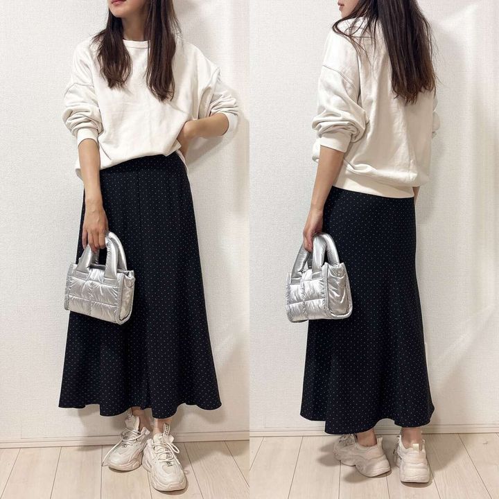 ユニクロのマーメイドマキシスカート×オフホワイトスウェットのカジュアルコーデ全身